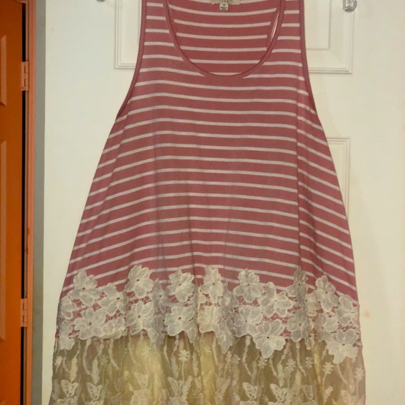 Umgee baby doll top, size Med , pink and white w/ white lace at bottom - Picture 2 of 4